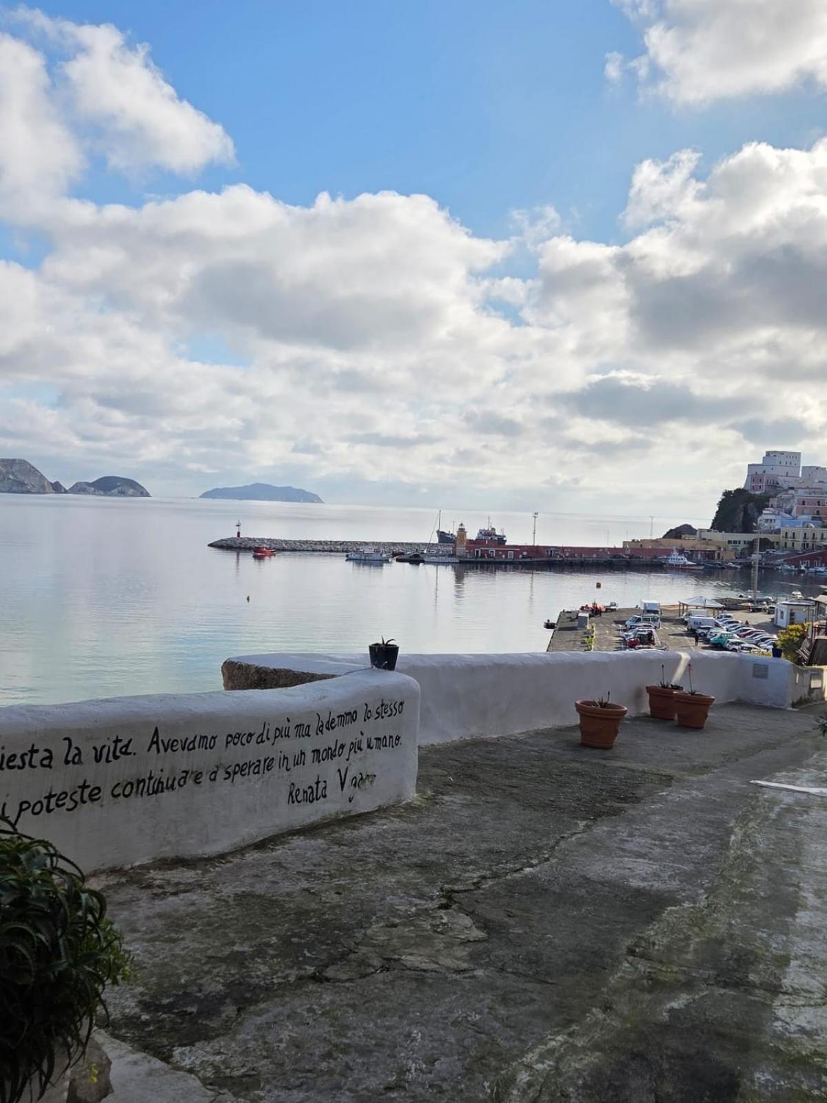 Agenzia Aprea Appartamenti Ponza Esterno foto